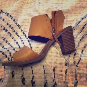 Tan Women's Majorca Cutout Sandals EUC